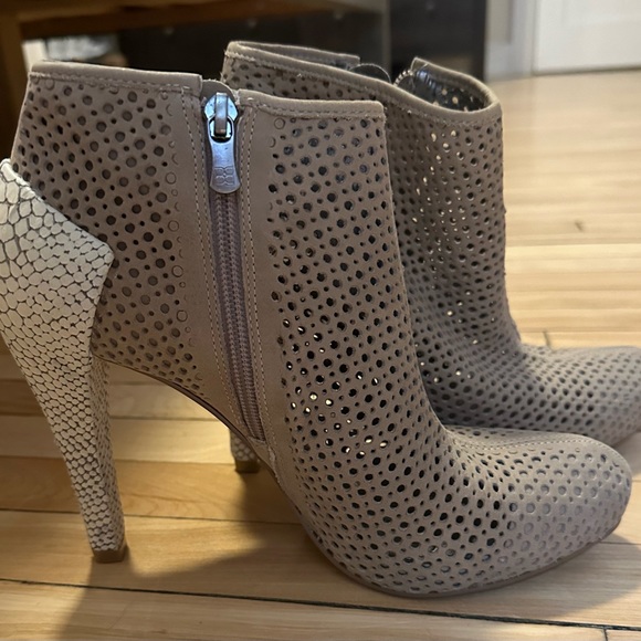 SOLD - BCBG shoes never used 8.5M - Picture 1 of 5